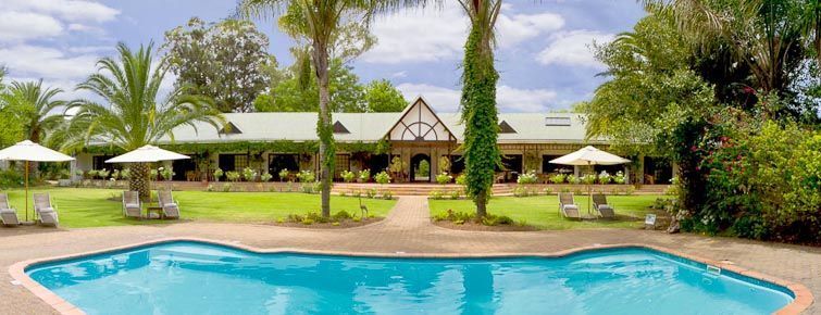 Hlangana Lodge - pool and lodge